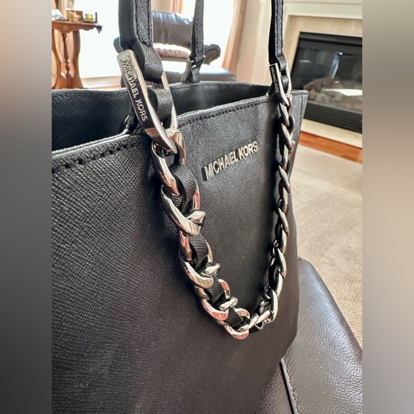 Michael Kors Black Tote in Saffiano Leather with Silver Chain. Great condition! - Picture 4 of 11